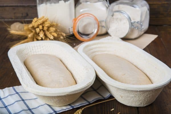 Masa de pan realizando la segunda fermentacin o levado en los ce Bannetón rústico