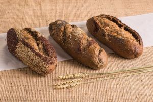 imagen de tres panes realizados con el mix para pan inventis omega