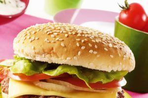 imagen de una hamburguesa con los panes especiales de lesaffre ibérica
