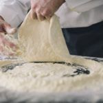 Profesional haciendo una receta masa de pizza casera