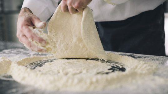 Profesional haciendo una receta masa de pizza casera