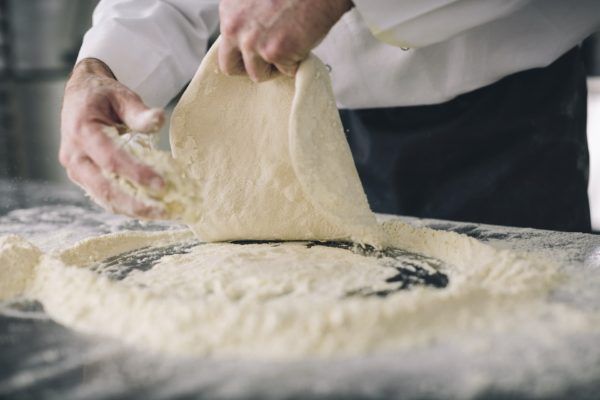 Profesional haciendo una receta masa de pizza casera